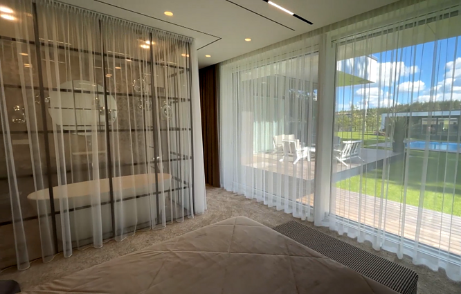 Klasikos ir modernumo samplaika: pagrindiniu namų akcentu tapo stiklinė pertvara miegamajame