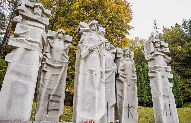 Žinios. Incidentas Antakalnio kapinėse: ant memorialo sovietų kariams – vandalų parašytas necenzūrinis žodis