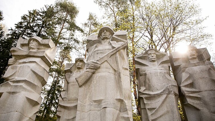 Sovietinių paminklų Antakalnio kapinėse likimas: kol bus priimtas sprendimas, vizualiai bus uždengtos raminti aistroms