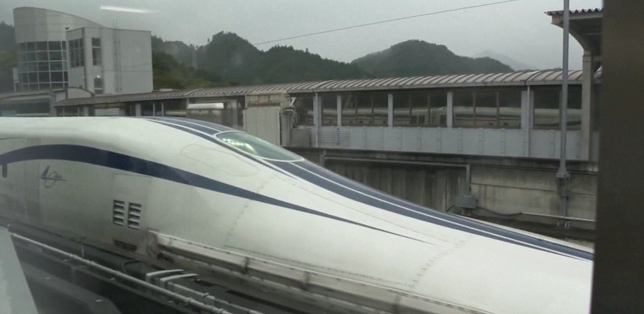 Japonijoje – virš bėgių skriejantis traukinys, galintis išvystyti daugiau nei 500 km/val. greitį