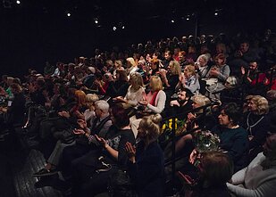 Dovilės Zelčiūtės knygos „Augau teatre“ sutiktuvės Nacionaliniame Kauno dramos teatre Dovilės Zelčiūtės knygos „Augau teatre“ sutiktuvės Nacionaliniame Kauno dramos teatre