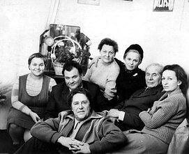 Grimo kambaryje: Antanas Tarasevičius, Dovilė Zelčiūtė, Kęstutis Genys, Birutė Raubaitė, Gražina Balandytė, Juozas Grušas, Danutė Juronytė