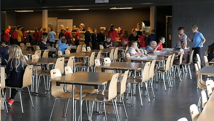 Vilniaus savivaldybė skaičiuoja, kad paramos mokykliniams reikmenims nusipirkti į juos šiems mokslo metams prasidedant kreipėsi kone 150 ukrainiečių. Tačiau kur kas daugiau jų mokyklose kasdien norėtų nemokamai valgyti.