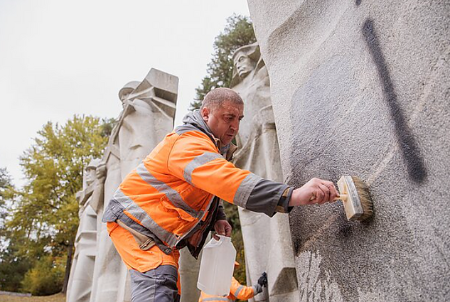 Žinios. Vilniaus Antakalnio kapinėse ant paminklo išraižytas dar vienas lrtužrašas