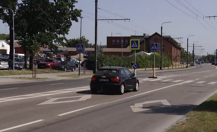 Rombai Kauno keliuose padėjo ar klaidino: kelių eismo taisyklėse tokio ženklinimo nėra