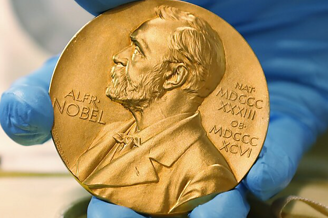 Išdalytos Nobelio premijos: apdovanoti mokslininkai, atradę neandertaliečių genomą ar įrodę klydus patį Einšteiną