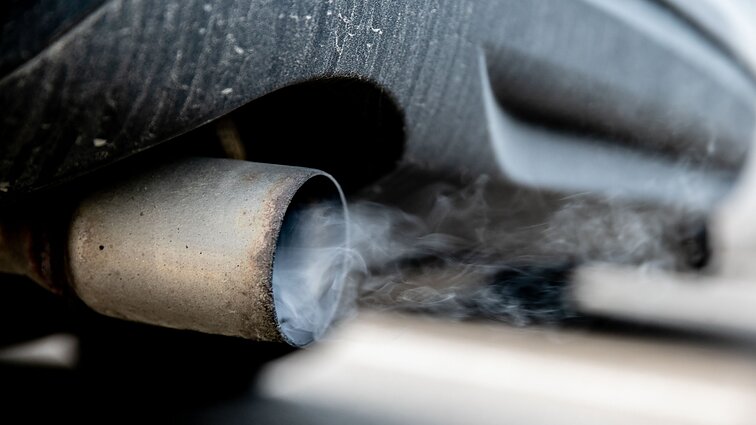 Siūloma uždrausti matomai dūmijančius automobilius: vairuotojai bus siunčiami į techninę apžiūrą