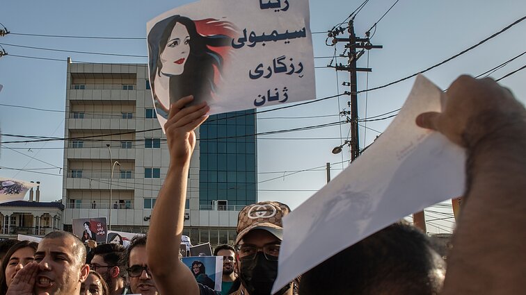 Irane jau mėnesį tęsiasi masiniai protestai: hidžabas tapo neteisybės simboliu – protestuojama dėl daugybės realijų