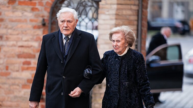 Žinios. Adamkus toliau liks gydytis Santaros klinikose, gydytojai pastebi gerėjančią Adamkienės būklę