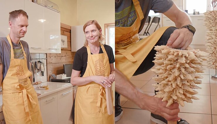 Į kaimą išsikrausčiusiai Renatos ir Valenso šeimai neužteko pilno kiemo gyvūnų: pagal šimtametį receptą kepa šakočius