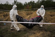 Teismo medicinos ekspertų komandos nariai ekshumaciją masinėje kapavietėje Lymane, Ukrainoje
