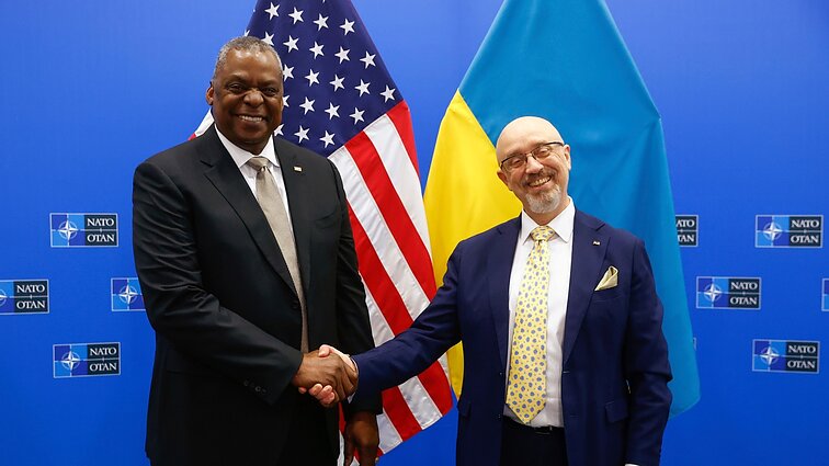 NATO tariasi dėl paramos Ukrainai: Zelenskiui – pažadas dėl oro gynybos sistemų tiekimo