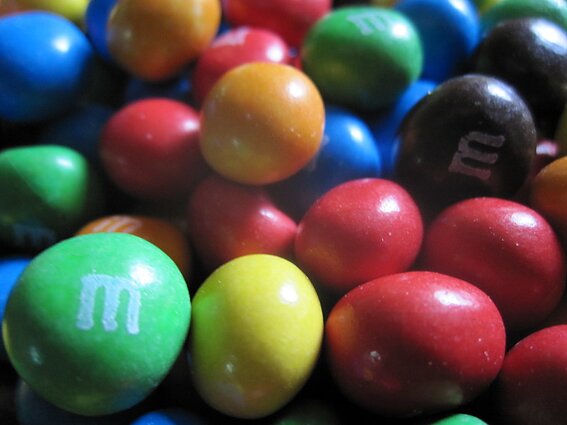 Ryto klausimas: kelių spalvų tradiciškai yra M&M`s saldainiai?