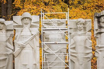 Antakalnio kapinėse juodais audeklais dengiami paminklai sovietų kariams