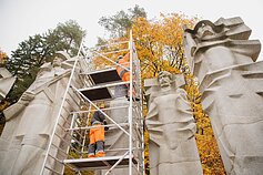 Antakalnio kapinėse juodais audeklais dengiami paminklai sovietų kariams