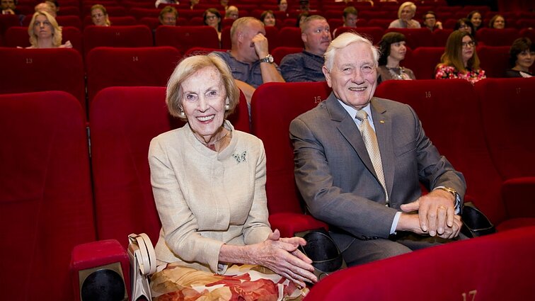 Žinios. Adamkus išleidžiamas iš Santaros klinikų, jo sutuoktinė Alma lieka reanimacijos skyriuje