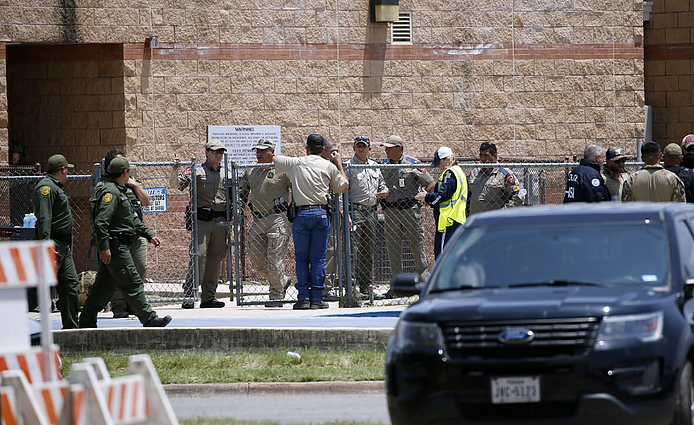 Bausmė už sąmokslo teorijų skleidimą: prieš dešimtmetį vykusių šaudynių JAV nukentėjusieji prisiteisė milijardą dolerių