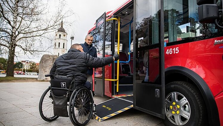 Keliauti viešuoju transportu gali ne visi: neįgaliųjų reikmėms pritaikytas tik trečdalis šalies transporto