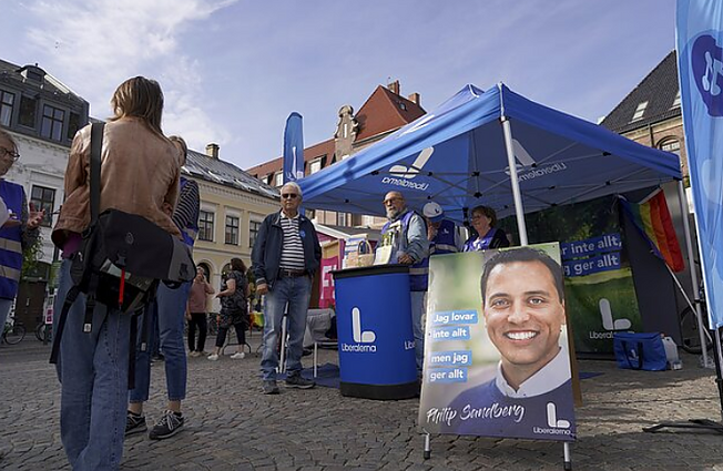 Žinios. Švedijos parlamentas patvirtino naują centro dešinės vyriausybę