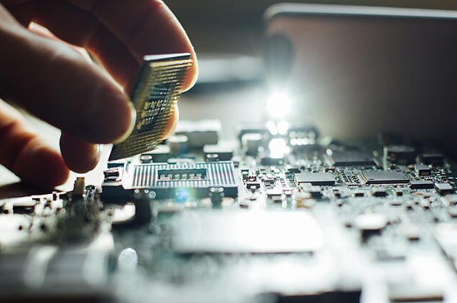 Amerikiečių kompanijoms draudžiama eksportuoti pažangiausius lustus į Kiniją: anot apžvalgininko – tai varžybų tarp JAV ir Pekino dalis