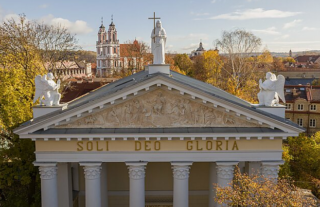Pakėlus akis į dangų: ant Vilniaus evangelikų reformatų bažnyčios stogo sugrįžta sovietmečiu nugriautos skulptūros