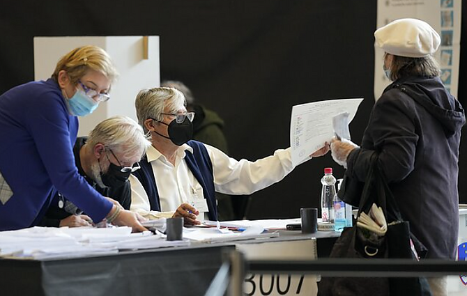 Žinios. Suskaičiavus apie 80 proc. prognozuojama, kad pirmąjį Slovėnijos prezidento rinkimų turą laimėjo Anže Logaras