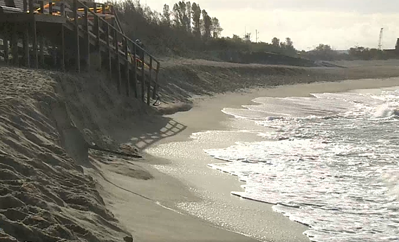 Žinios. Daliai klaipėdiečių kilo nerimas dėl Melnragės paplūdimio – kai kur vanduo jau skalauja kopas