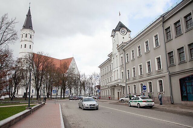 Šiaulių savivaldybė taupo energiją: virduliu dalinasi 10 žmonių, Šiaulių savivaldybė taupo energiją: virduliu dalinasi 10 žmonių, valdininkai kabinete dirbs triskart per savaitę