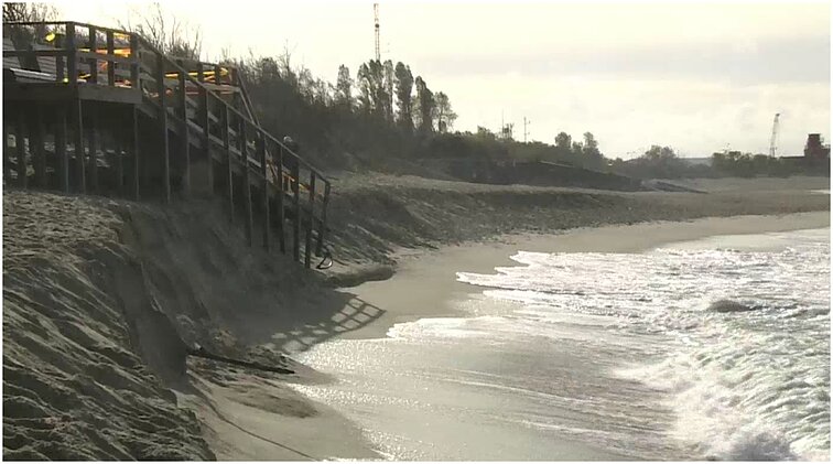 Jūros bangos Melnragėje plauna kopas, laužo laiptus: mokslininkai sako, kad supiltas smėlio pylimas nuneštas šiauriau