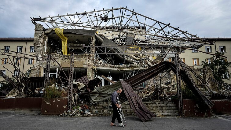 Žinios. Ekonomistai: priešo griaunamai Ukrainai kitąmet kas mėnesį reikės 4 milijardų eurų paramos