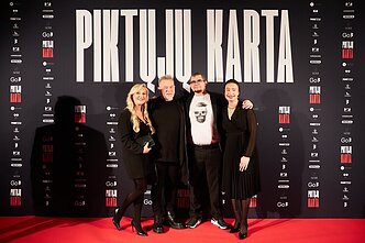 Artūras Pugačiauskas (antras iš kairės) su Emiliu Vėlyviu ir filmo prodiuserėmis Daiva Varnaite - Jovaišiene (kairėje) bei Asta Liukaityte