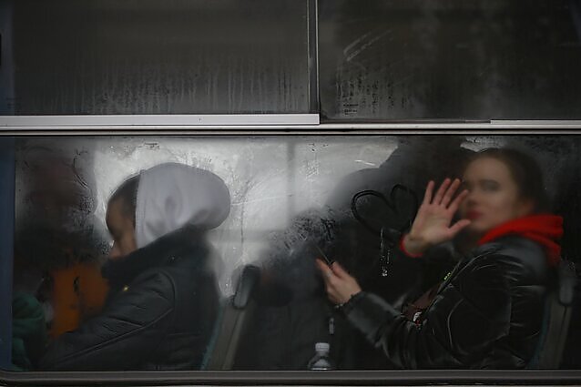 Kviečia nepamiršti aukoti ir Ukrainos moterims: artėjant žiemai reikia rūbų, žvakių, trūksta ir raminamųjų