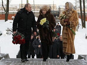 Vladimiras Putinas, Liudmila Narusova ir Ksenija Sobčiak 2010 metais Vladimiras Putinas, Liudmila Narusova ir Ksenija Sobčiak 2010 metais