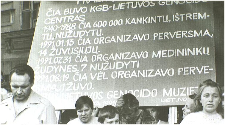 Egzekucijų kambarys, kaliniai, fotografijų parodos – Okupacijų ir laisvės kovų muziejaus 30-šimtmečio minėjimas Vilniuje