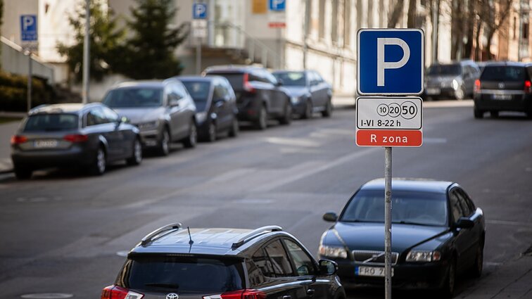Parkavimo zonų kainos Lietuvos didmiesčiuose: kas ir kaip jas nustato?