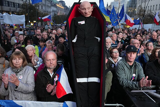 Žinios. Čekijoje dešimtys tūkstančių žmonių sostinėje Prahoje išėjo į gatves išreikšti palaikymo Ukrainai