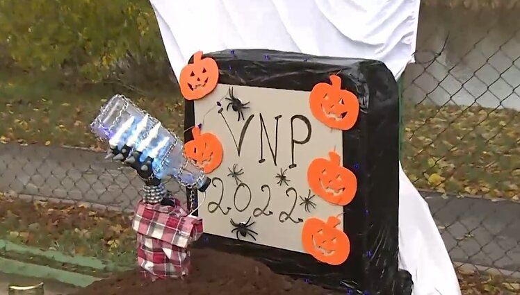 Helovinui – išradingos kompozicijos: dvi vienos įmonės pamainos varžosi, kuri pavergs praeivių širdis