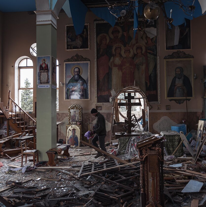 B. Gerdžiūno/LRT nuotr., Per oro antskrydžius Malyne, Žitomyro regione, sugriautas tiltas, sunaikintas karinis objektas, bei stipriai apgadinta bažnyčia.