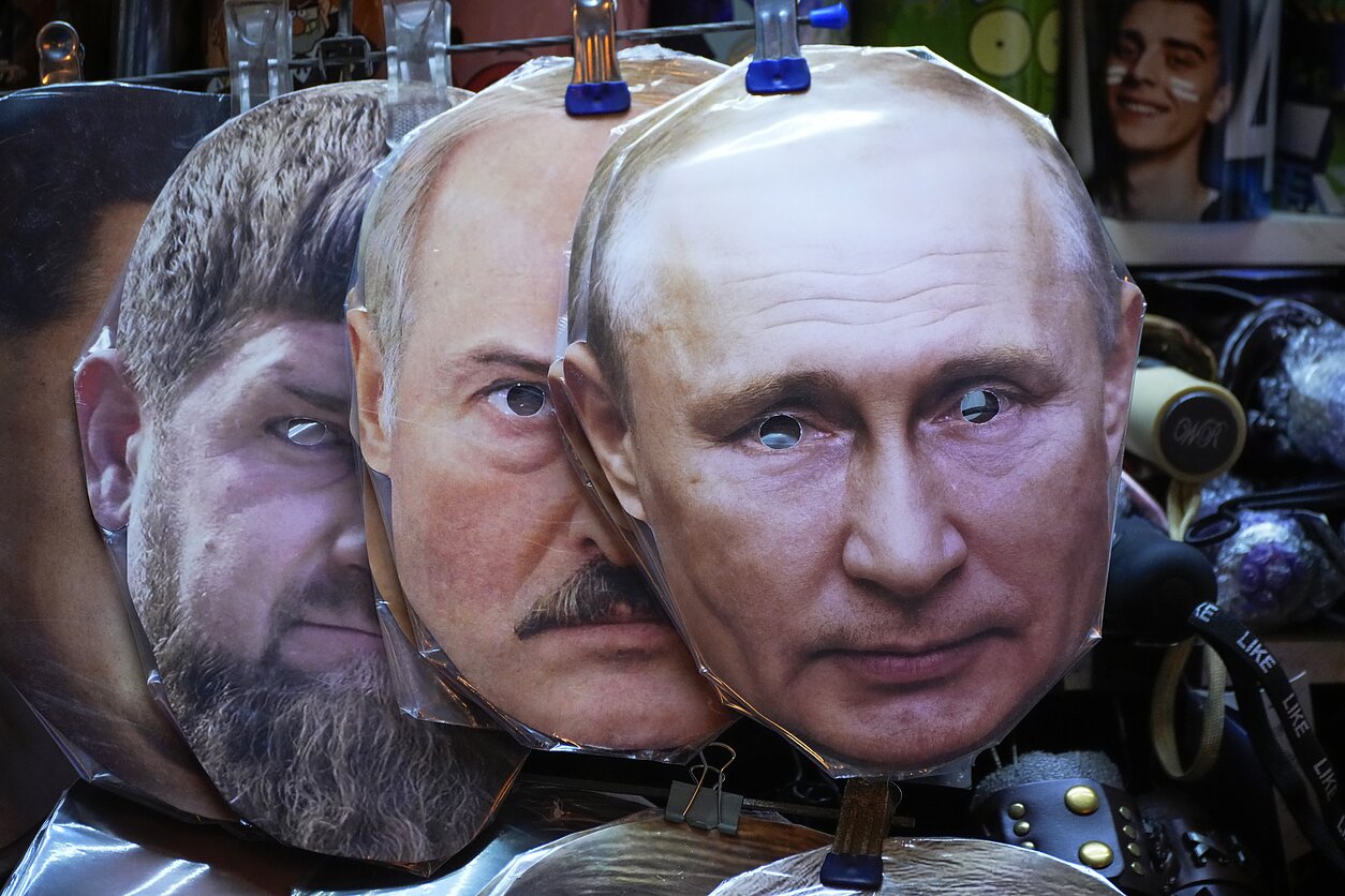 Veido kaukės, vaizduojančios Vladimirą Putiną, Aliaksandrą Lukašenką ir Ramzaną Kadyrovą