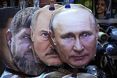 Veido kaukės, vaizduojančios Vladimirą Putiną, Aliaksandrą Lukašenką ir Ramzaną Kadyrovą