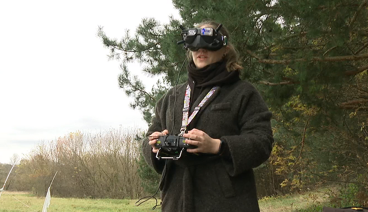 Laisvalaikiu sportinį droną valdanti Vitarė: manevruodama ant žemės nebestoviu – būnu drone