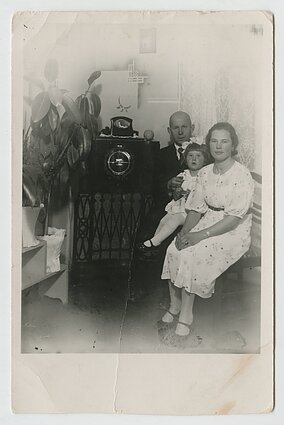 Radvinauskų šeima savo namuose prie naujo radijo aparato „Telefunken“. 1937 m. Radvinauskų šeima savo namuose prie naujo radijo aparato „Telefunken“. 1937 m.