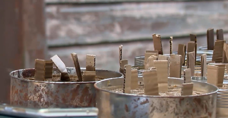 Parama Ukrainos kariams: anot žvakių gamintojos, žiemą – jos ypač būtinos kariams, kad šie galėtų pasišildyti maistą