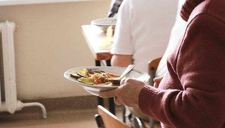 Norinčių lėkštės karšto maisto daugėja: kylančios kainos vis daugiau lankytojų atveda į labdaros valgyklas