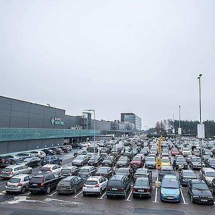 Ryto garsai. Ar prekybos centrai turėtų leisti automobilius prie parduotuvių naktį statyti nemokamai?