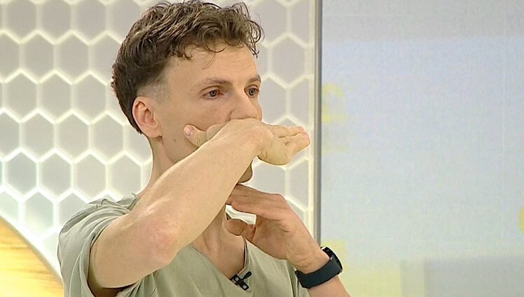 Visiems tiksianti mankšta kaklo bei veido raumenims: pratimus siūlo atlikti ir darbo vietoje