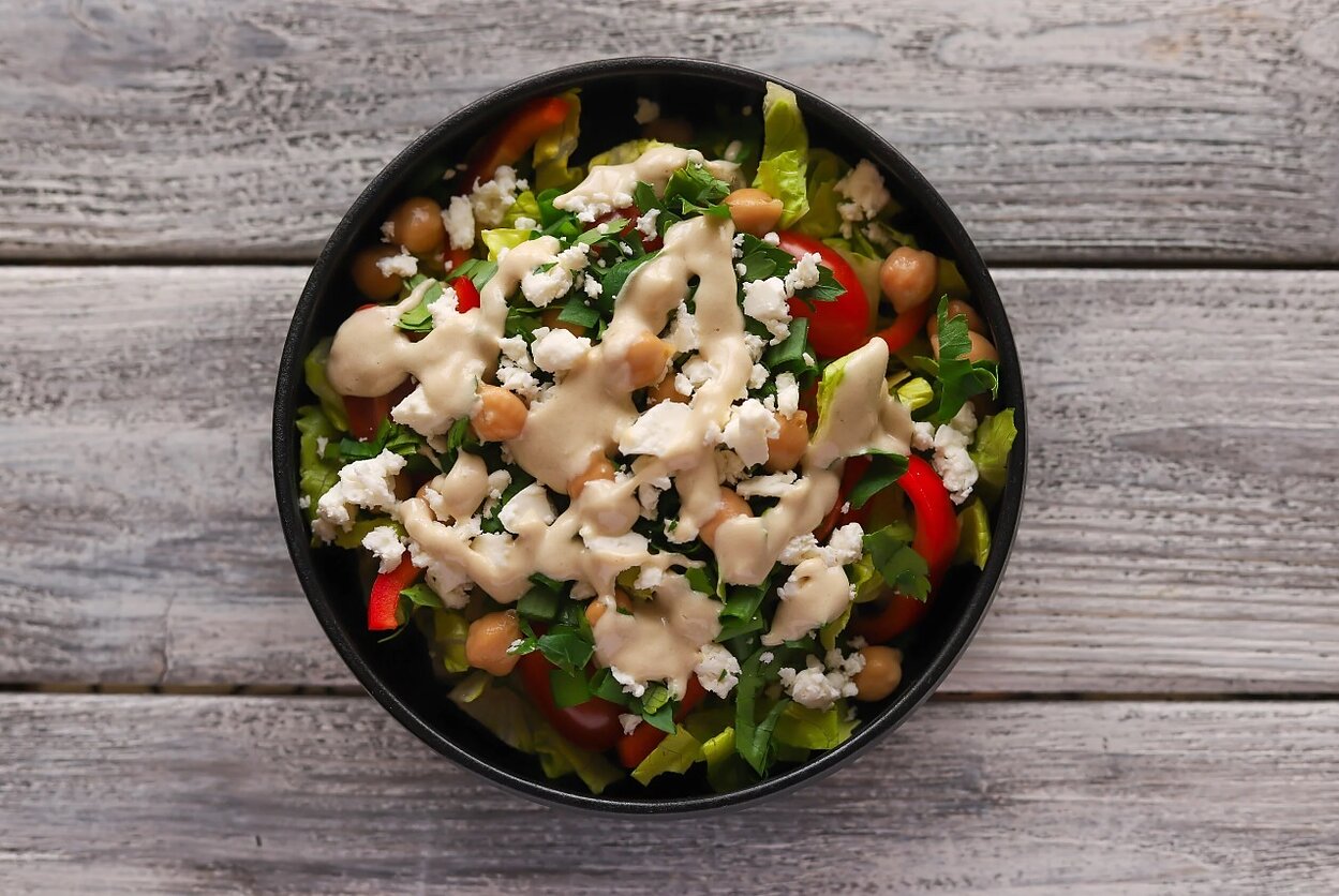 Salotos su tahinio pastos padažu