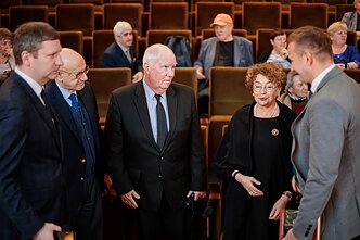 Pasaulio tautų teisuolių apdovanojimai Vyriausybėje