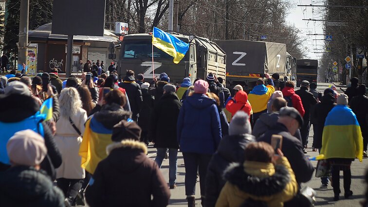 Panorama. Ukrainiečiams artinantis prie Chersono, okupantai plėšia civilių namus ir ruošia šiems pasalą