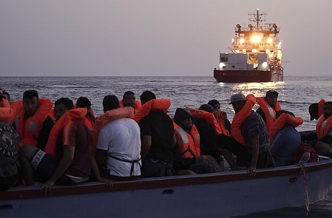 Žinios. Grupė italų protestuoja prie Italijos vyriausybės dėl blokuojamų migrantų laivų